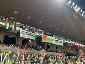 Banderas de Palestina en la grada del Estadio de Vallecas