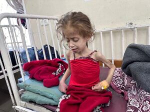 Niña palestina en el norte de Gaza, trasladada al hospital Kamal Adwan por Naciones Unidas