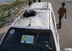 Foto de uno de los tres vehículo de World Central Kitchen atacado por el ejercito Israelí