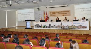 Acto de bienvenida a los nuevos residentes en el salón de conferencias del HUIL